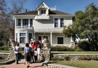 Students starting a Kellogg House field trip program